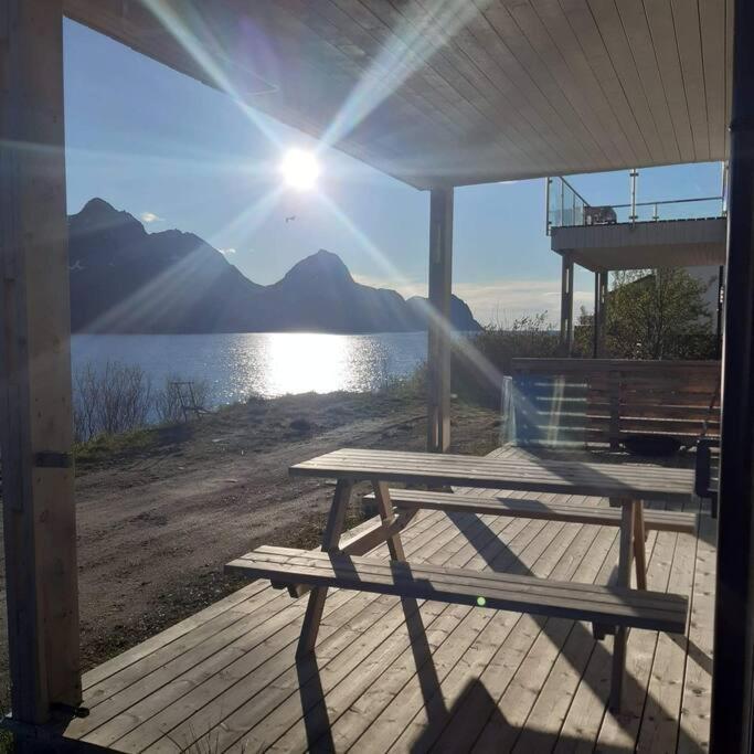 Senja, Husoy I Senja. Leilighet Med Utsikt Over Fjord Og Fjell Tofta Екстериор снимка